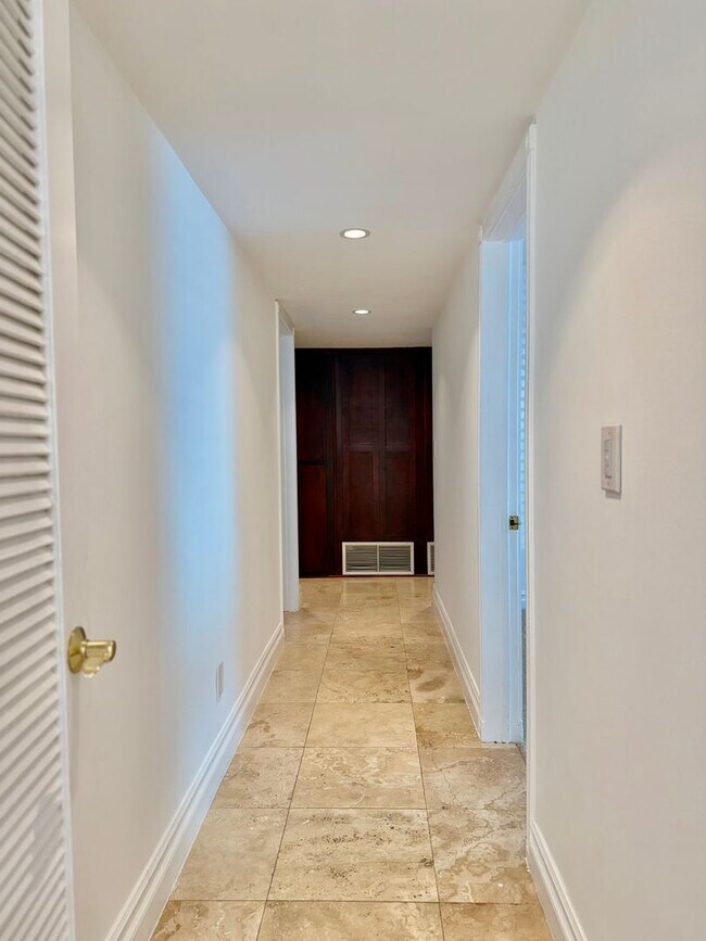 Building Photo - Gorgeous Tarzana Home