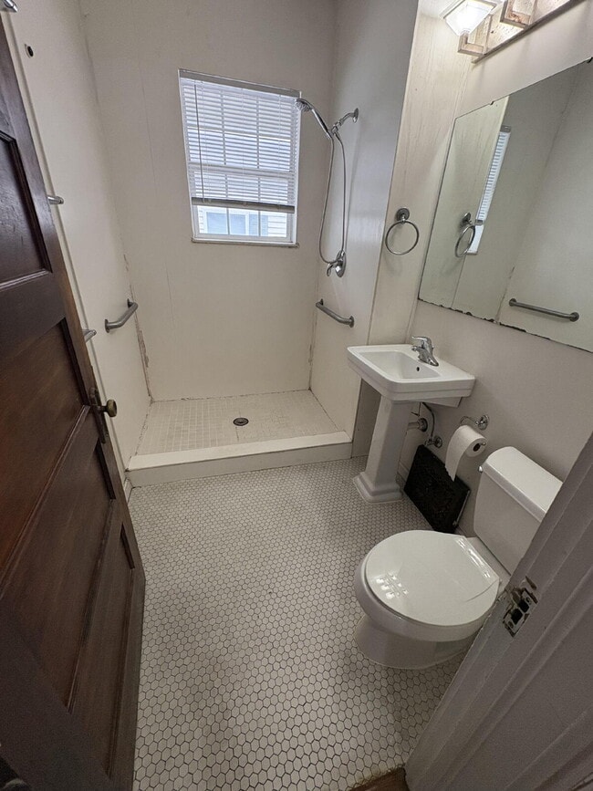 Building Photo - 4 Bed House Available!
