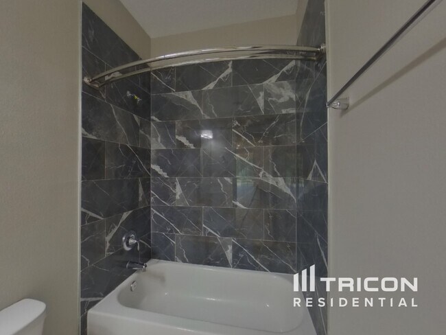 Building Photo - 719 4th Ave N