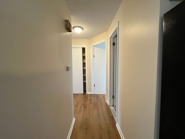 Building Photo - Two Bedroom One Bathroom Apartment! In Wes...