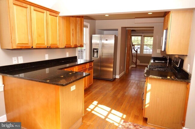 Building Photo - 923 Lewis Ave