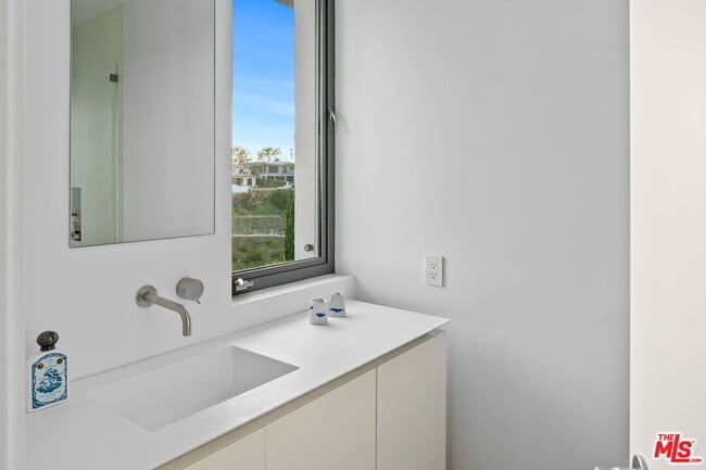 Building Photo - 623 Alma Real Dr