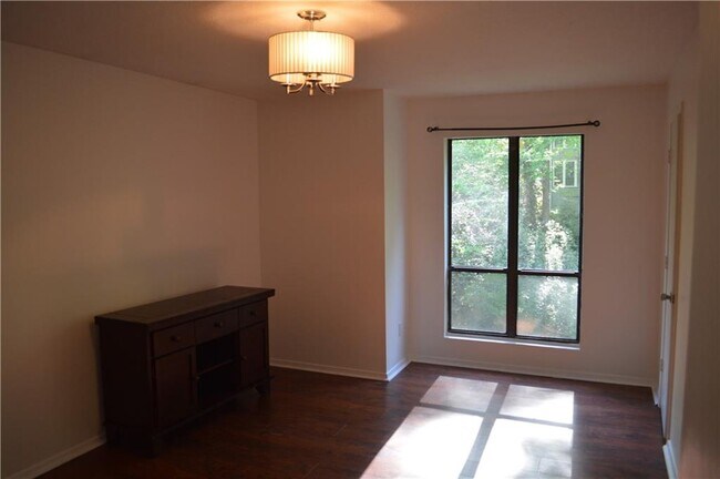 Building Photo - 527 Warm Springs Cir