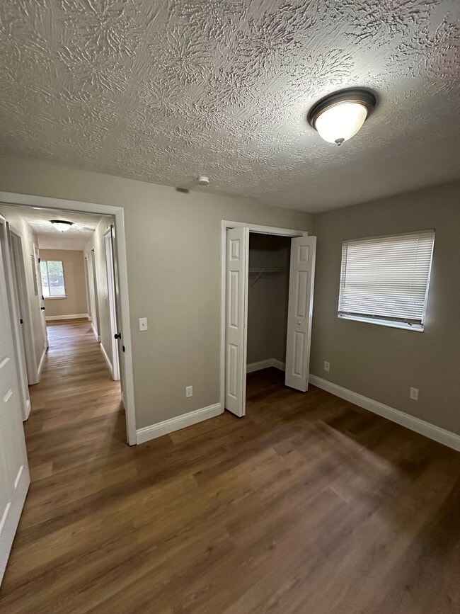 Building Photo - **4/2 BR Single Family home : Available Now