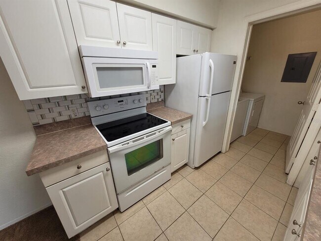 Building Photo - 5914 Willow Ridge Dr
