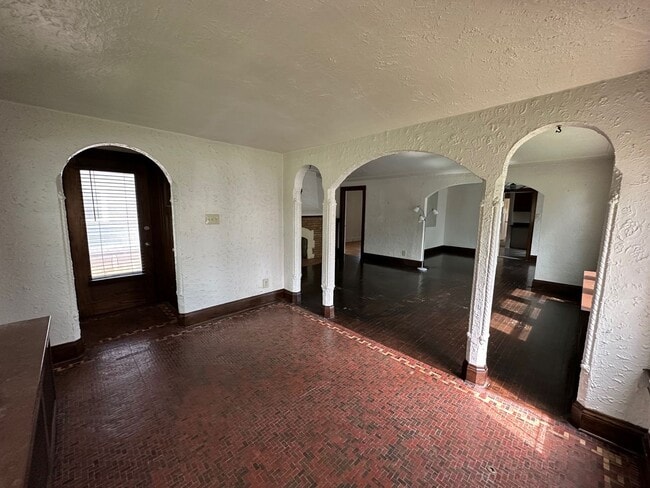 Building Photo - 1818-1820 E Newberry Blvd