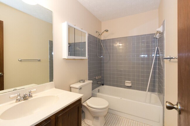 Building Photo - COMING SOON - Spacious 3 Bedroom, 2 Bathro...