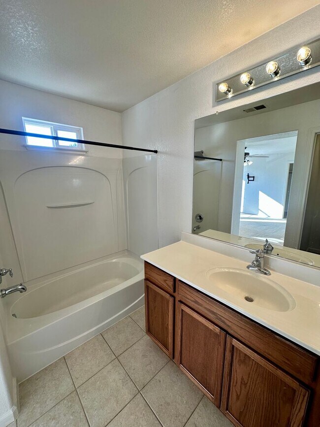 Building Photo - Spacious 2 Story Townhouse Available NOW!