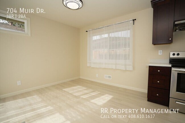 Building Photo - 704 Muir Dr