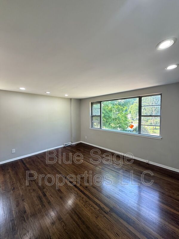 Building Photo - 205 Juniper Rd