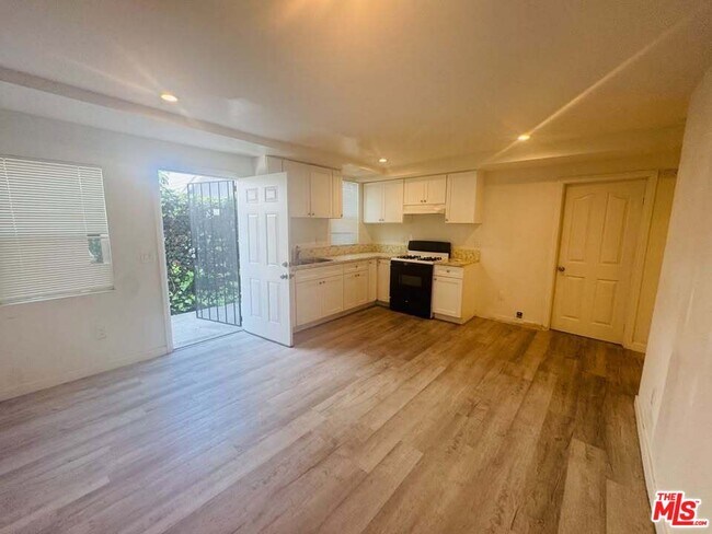 Building Photo - 231 E 85th St