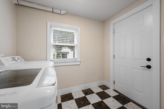 Building Photo - 553 Highland Ave