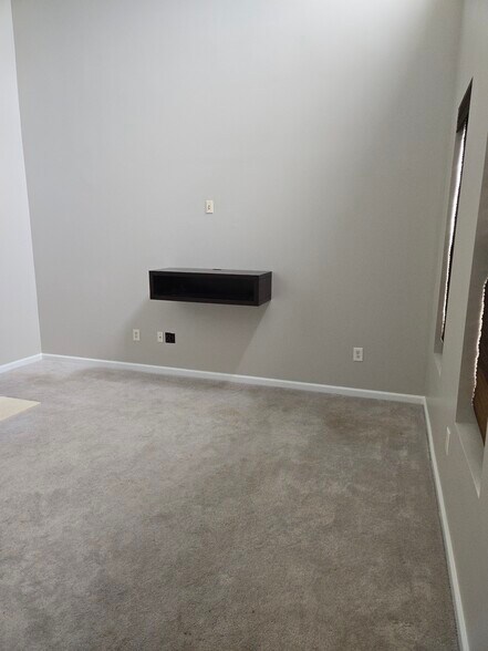 Building Photo - 566 Writers Way