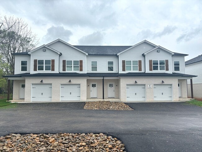 Building Photo - 2 Bedroom 2.5 Bathroom Townhouse