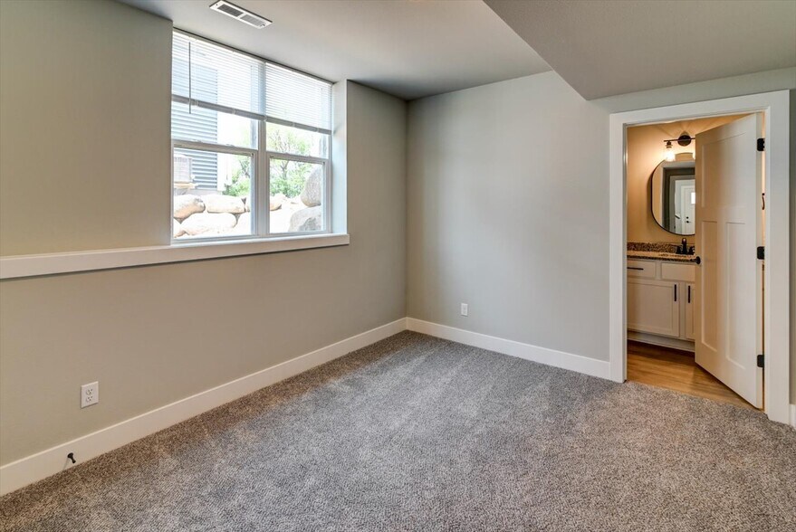 Building Photo - 2900 Blue Grass Dr