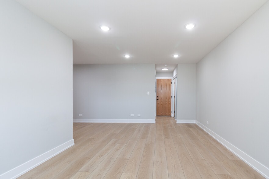 Building Photo - 520 W Aldine Ave