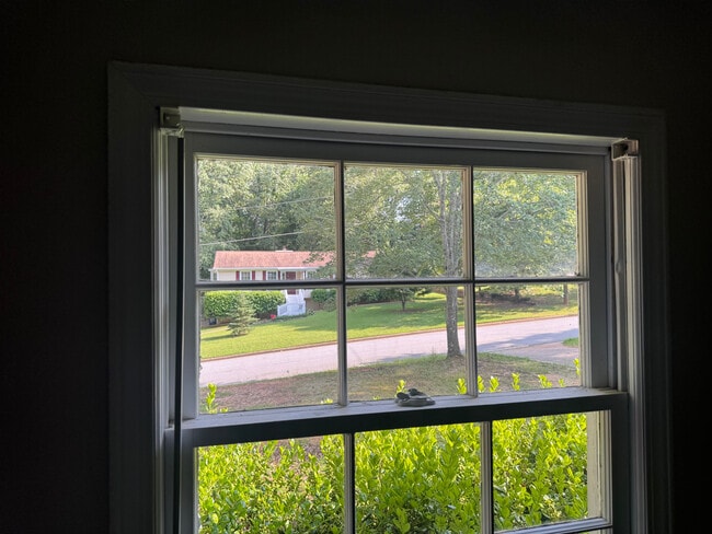 Building Photo - Room in House on Willowbrook Dr