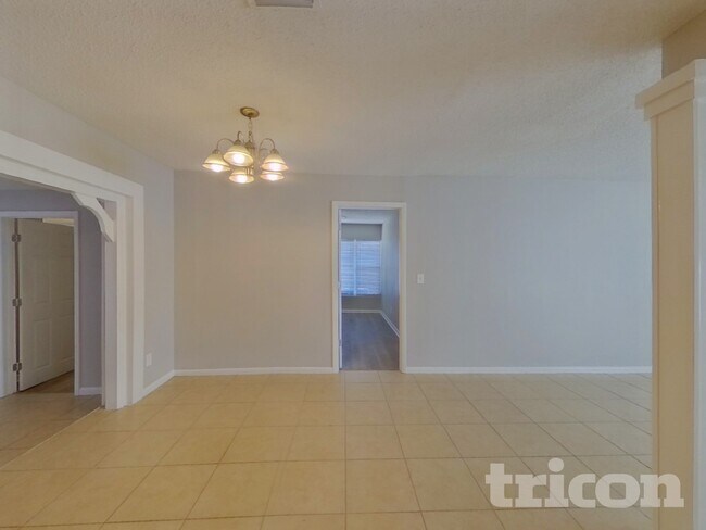 Building Photo - 1440 Overlea St