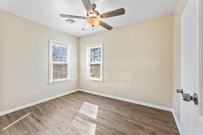 Building Photo - 921 W Midway St