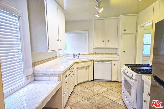 Building Photo - 9966 Glencrest Cir