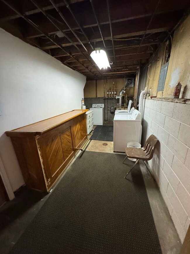 Building Photo - Large 4 bedroom 4 bath 2 Car Garage in mid...