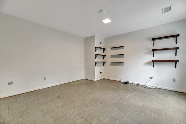 Building Photo - 1053 N George Mason Dr