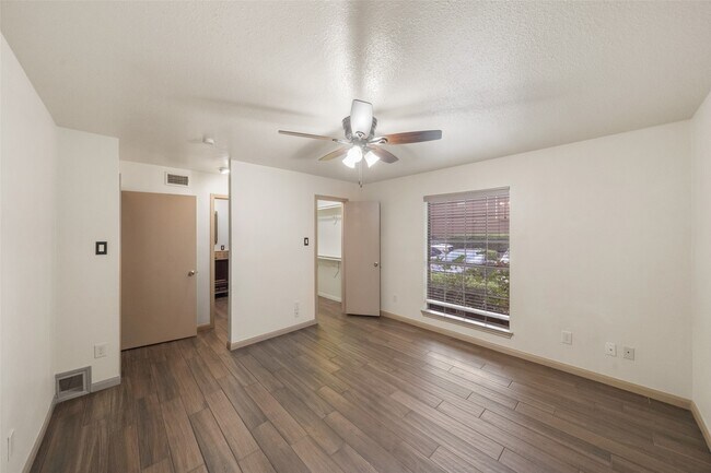 Building Photo - 1880 White Oak Dr