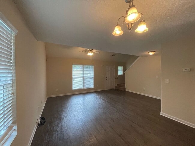 Building Photo - PRE-LEASING FOR AUGUST 1 2026!