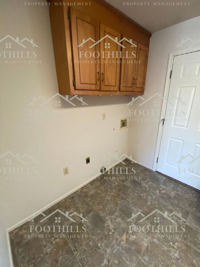 Building Photo - 2 Bedroom Duplex off Whitehall Rd