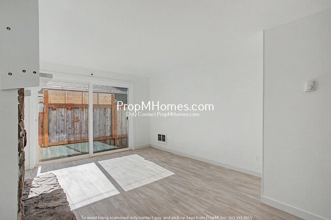 Building Photo - Updated Two Bedroom Duplex in Sellwood - Garage Included!