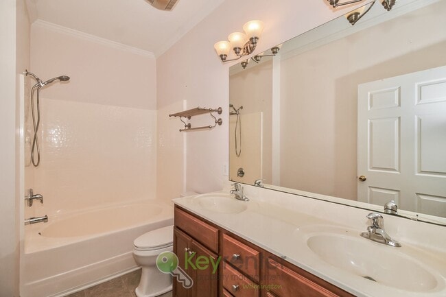 Building Photo - Gorgeous  Townhome - 2 Br/2 Bath, Pet-Friendly. Just  a short walk from UNCW in Wilmington!