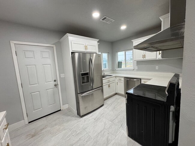 Building Photo - Country Living