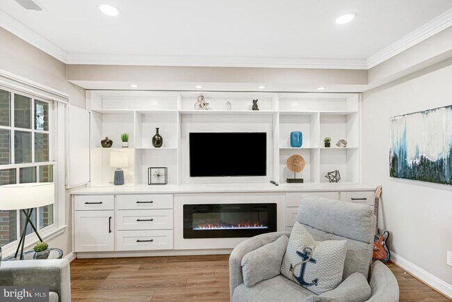 Building Photo - 17 Alexander St