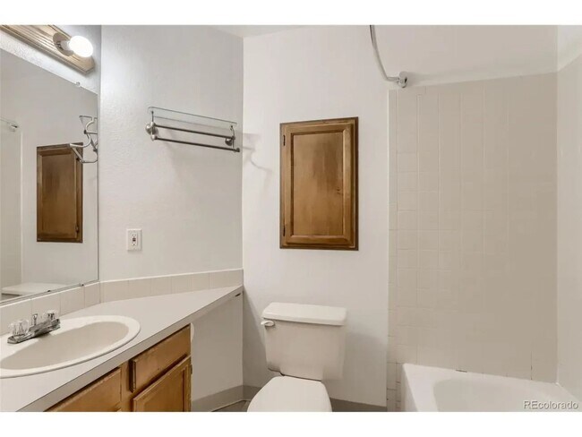 Building Photo - 1 Bedroom Condo with In-Unit Laundry and Private Patio