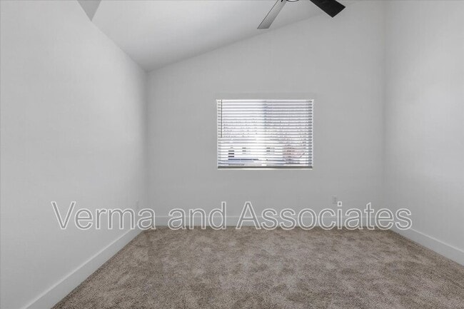 Building Photo - 717 Sun Meadow Dr