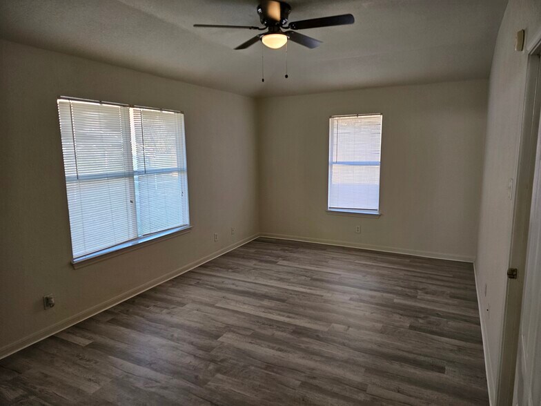 Building Photo - 2701 Lucille Dr