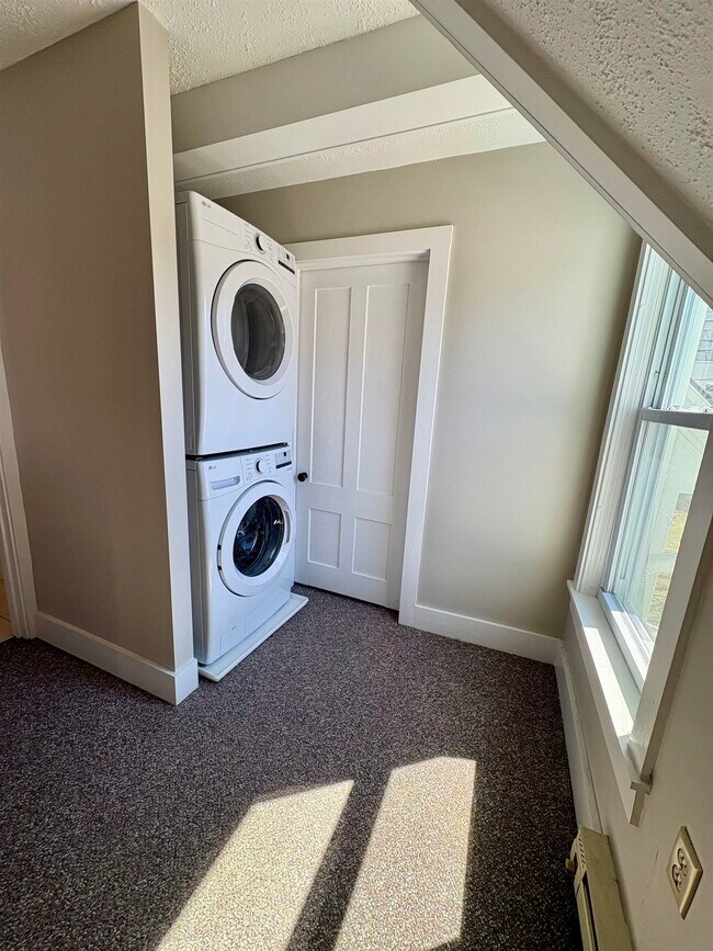 Building Photo - 834 Main St