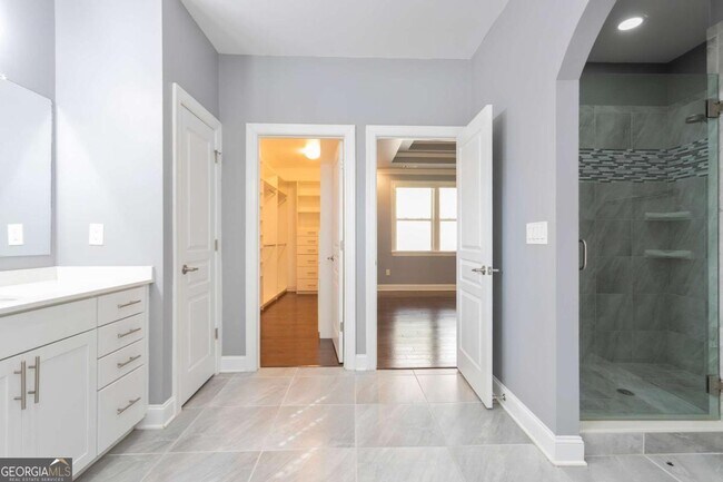 Building Photo - 330 La Perla Dr