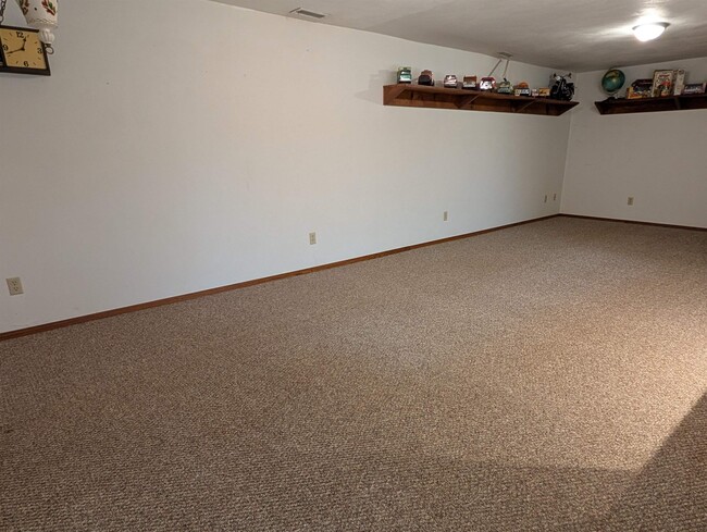 Building Photo - 204 Hickory Dr