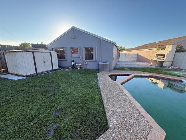 Building Photo - 2451 SW 86th Ave