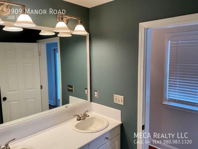 Building Photo - 2909 Manor Rd