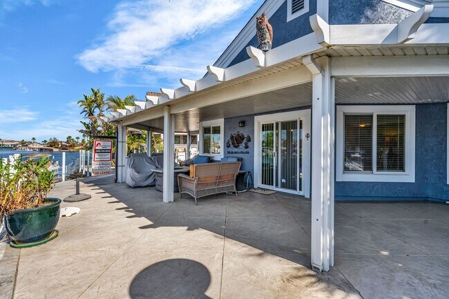 Building Photo - INCREDIBLE LOCATION... END OF CUL DE SAC WITH OVER 100 FEET ON WATER... MARVELOUS DOCK AND DECK W...