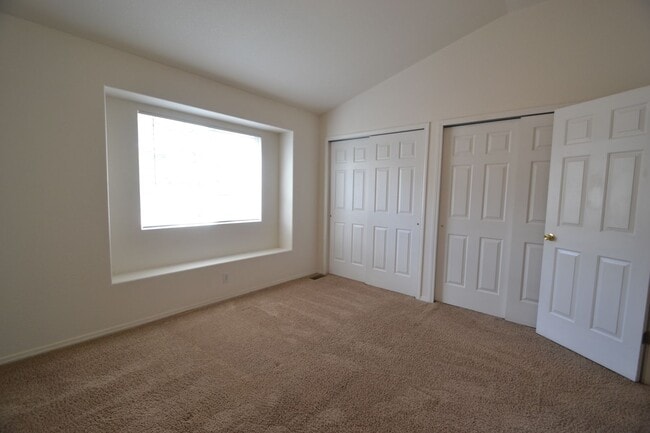 Building Photo - Corner 3 bed, 2.5 Bath Townhome in Distric...