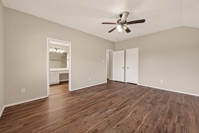 Building Photo - 9418 Belleclaire Ln