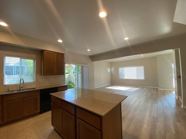 Building Photo - Rare Liberty Lake Townhome in Rocky Hill – 3 Bed, 2.5 Bath End Unit Available July 15th