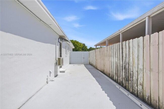 Building Photo - 6755 SW 27th St