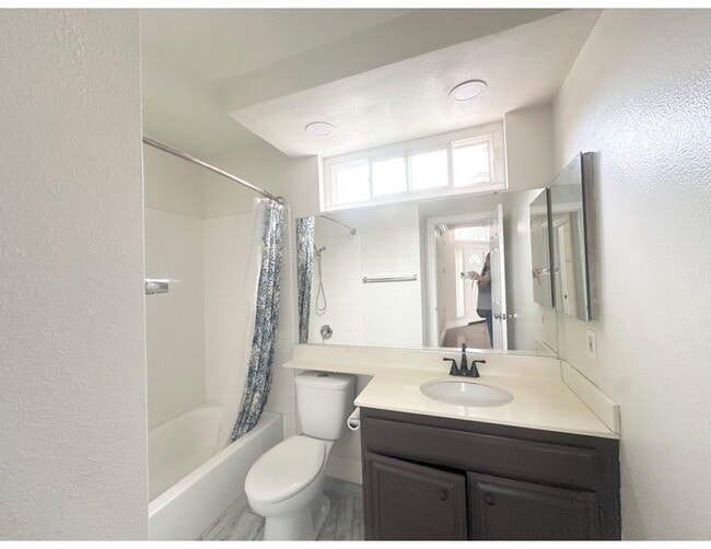 Building Photo - 19852 E Round Hill Ln