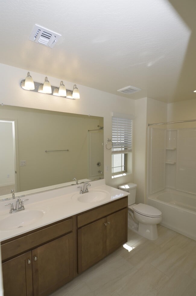 Building Photo - 1306 E Sparrow Dr