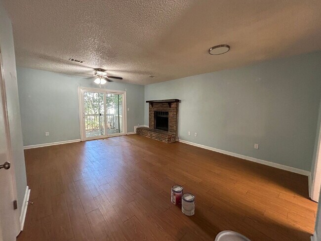 Building Photo - 2BR/1.5BA Townhouse Apartment Conveniently Located!