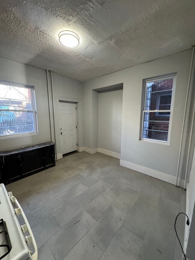 Building Photo - 4338 N Franklin St